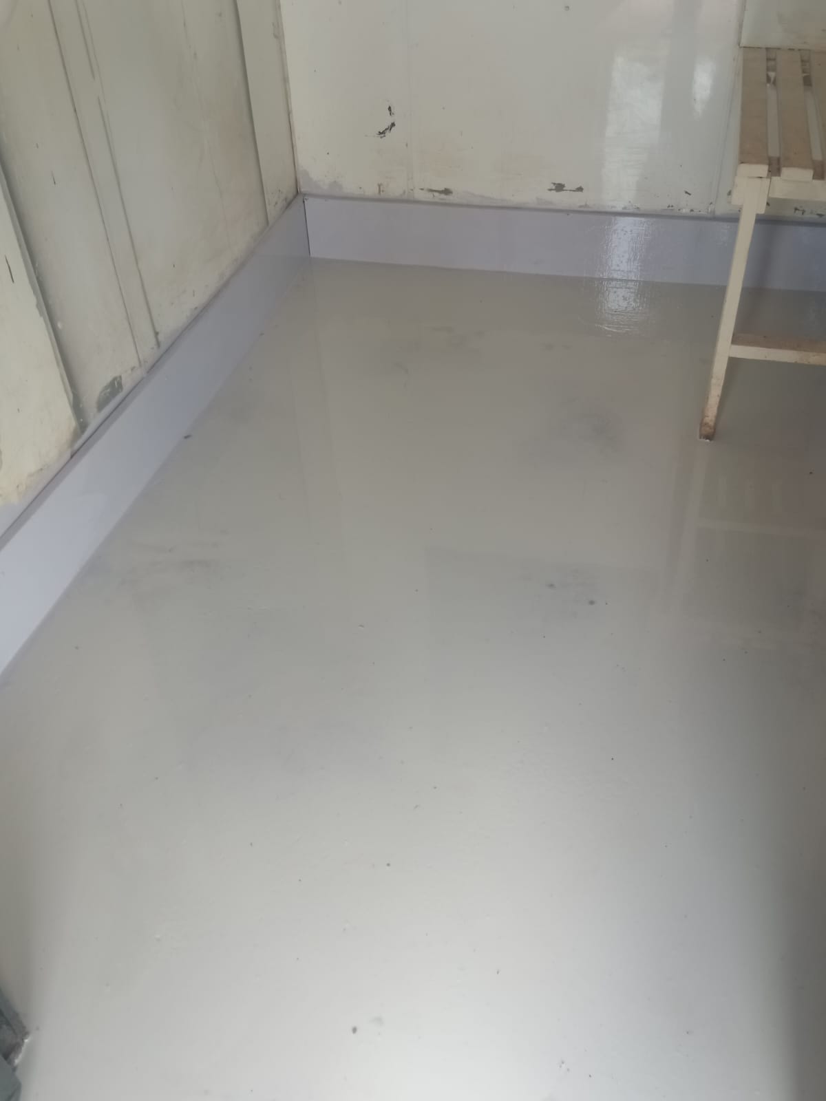 Seamless self-leveling epoxy application
