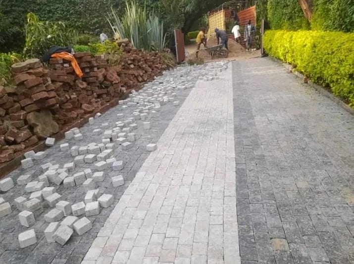 Residential cobblestone garden driveway